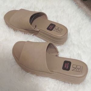 No boundaries sandals NWT